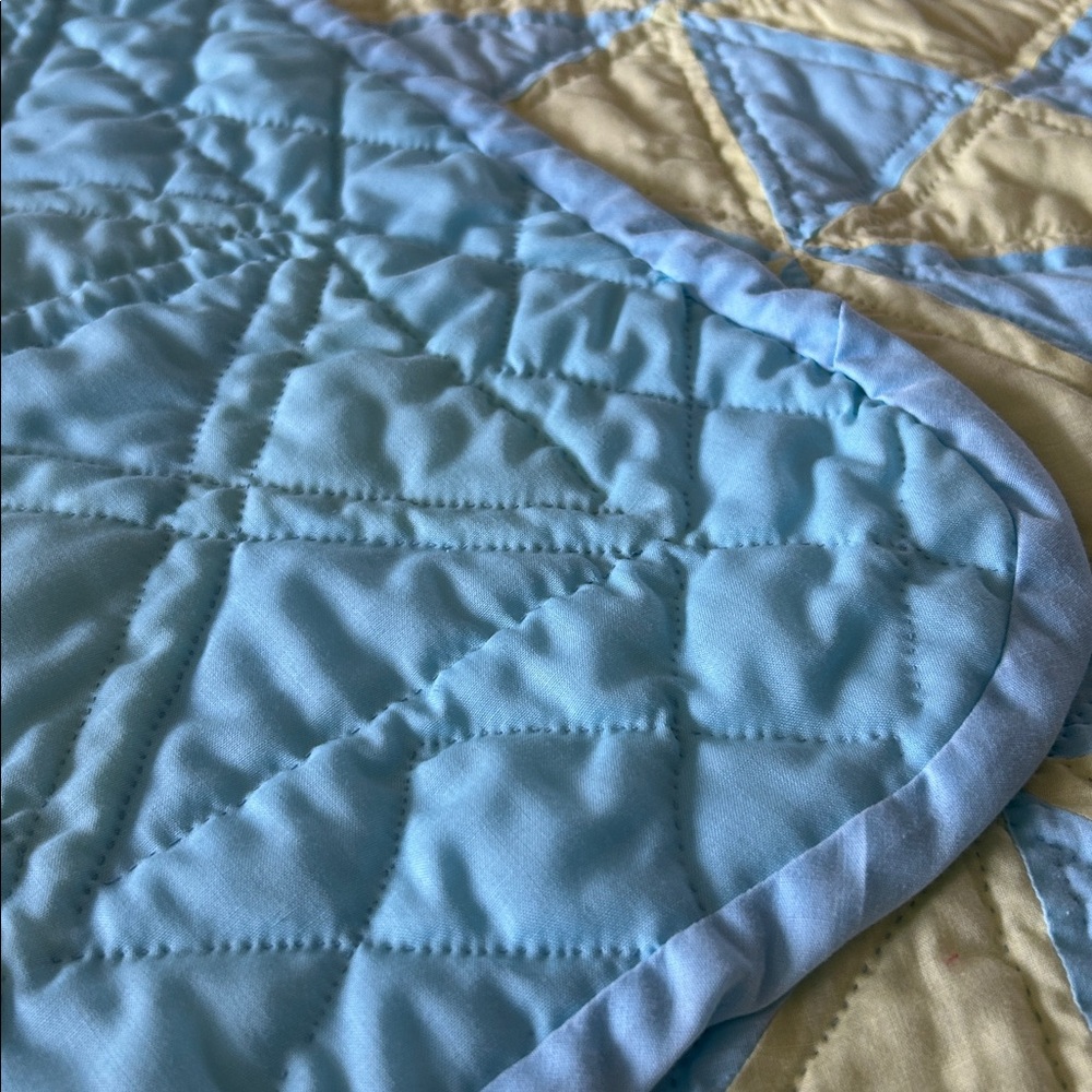 Crib quilt, handmade and hand quilted - Picture 5 of 6